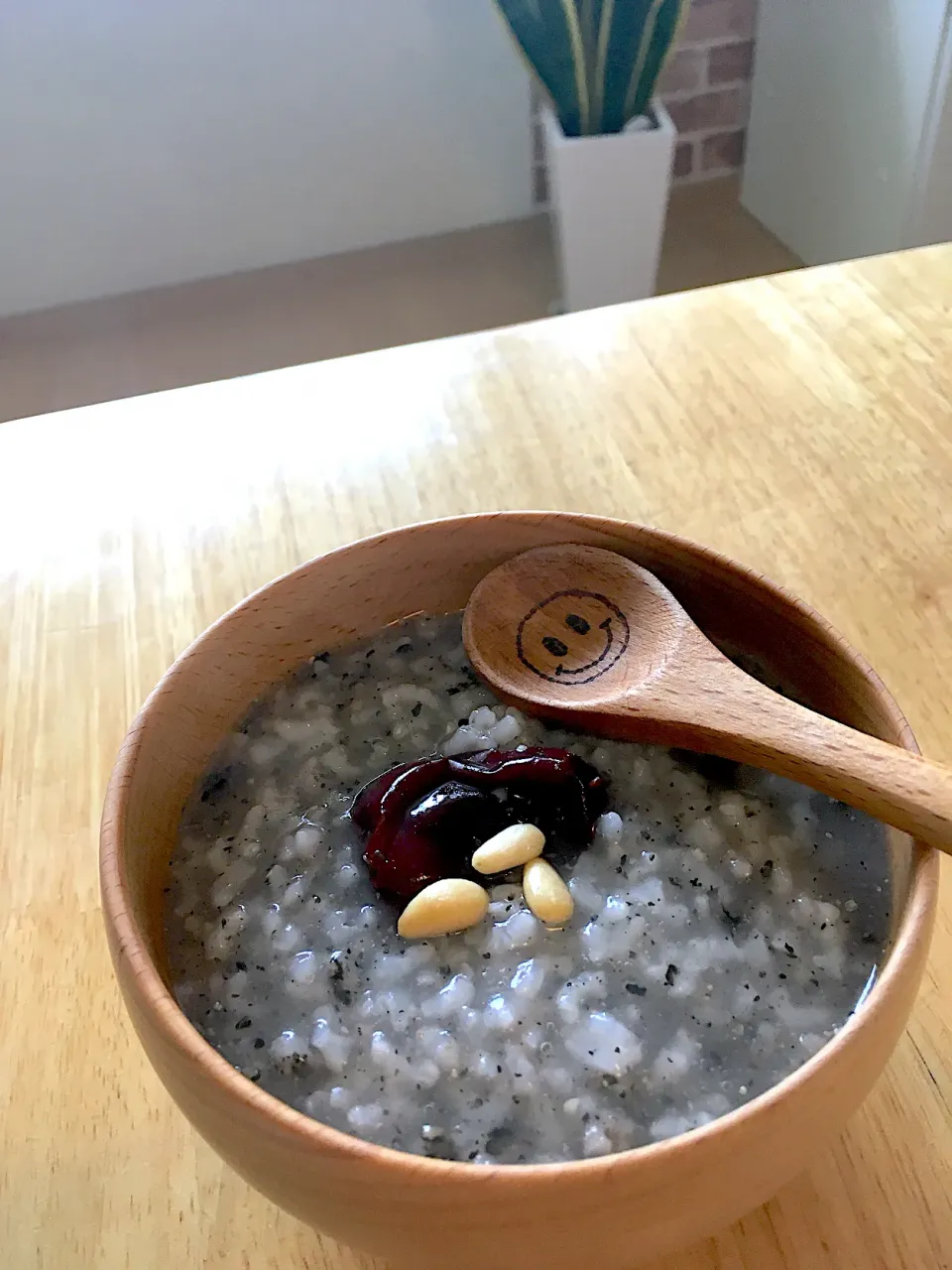 1時間かけて土鍋でコトコト炊いた薬膳粥〜棗と黒ごま、松の実トッピング😊🍀|さくたえさん