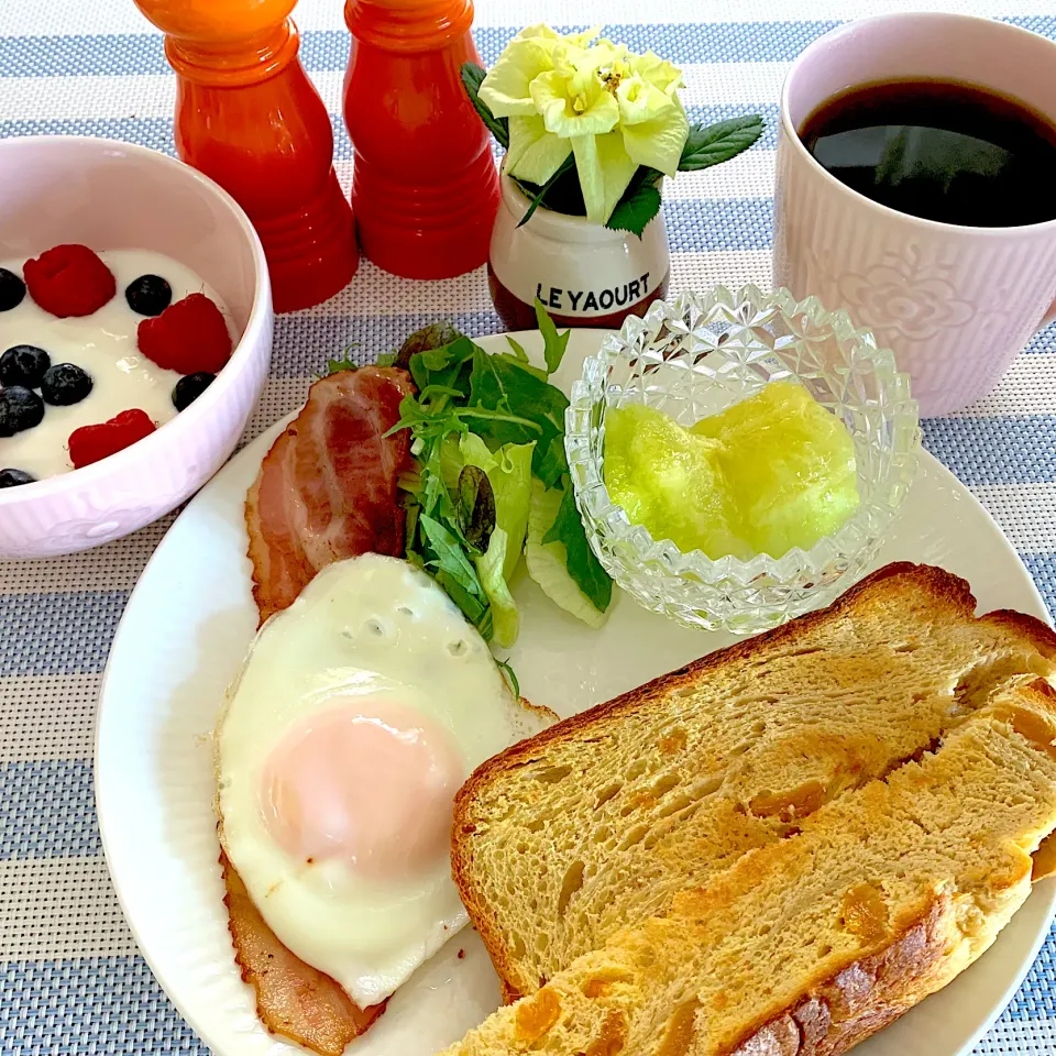 Snapdishの料理写真:お庭の花とモーニング|あっちゃんさん