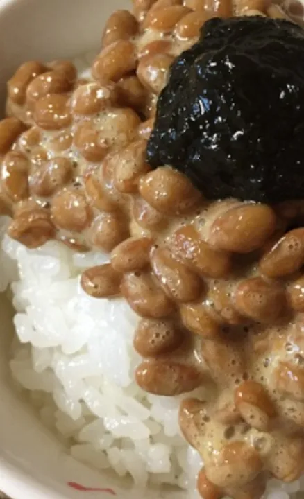 海苔の佃煮のせ納豆ご飯|こやっこさん