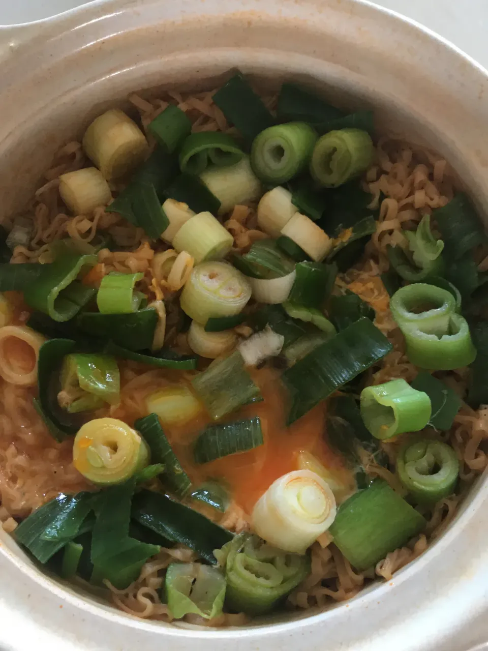 煮込みチキンラーメン🥰たまごと九条ねぎ|ノムリエさん