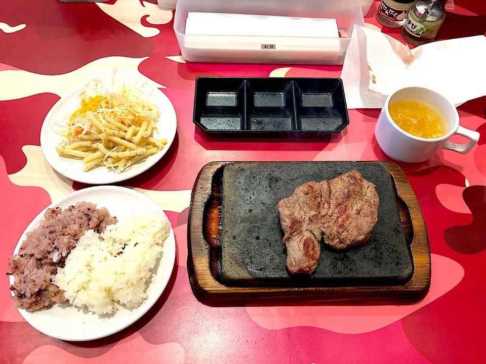 Snapdishの料理写真:やっぱりステーキ(ミスジ)150g|しのぶさん