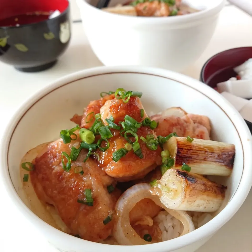 Snapdishの料理写真:ネギだらけの焼き鳥丼|ポトスさん