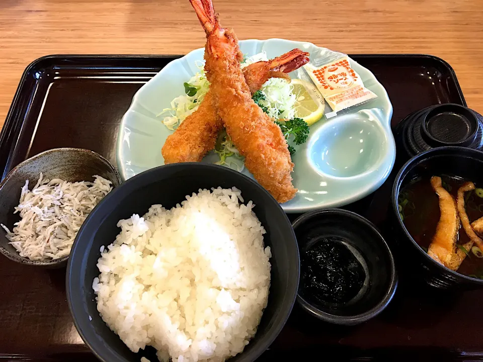 海老フライ定食🍤|(*^^*)さん