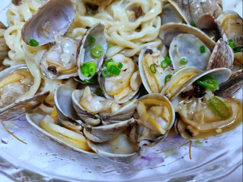 Snapdishの料理写真:saute clams with hand-pulled noodles|steven z.y.さん