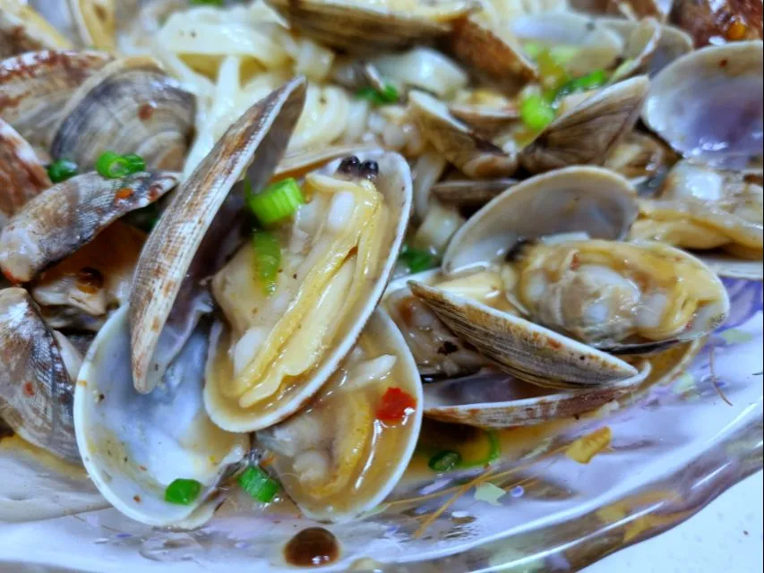 Snapdishの料理写真:saute clams with hand-pulled noodles|steven z.y.さん