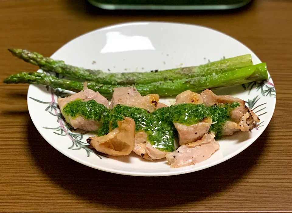 アスパラ一本焼き  豚肉にパセリソースのせ|sakiさん