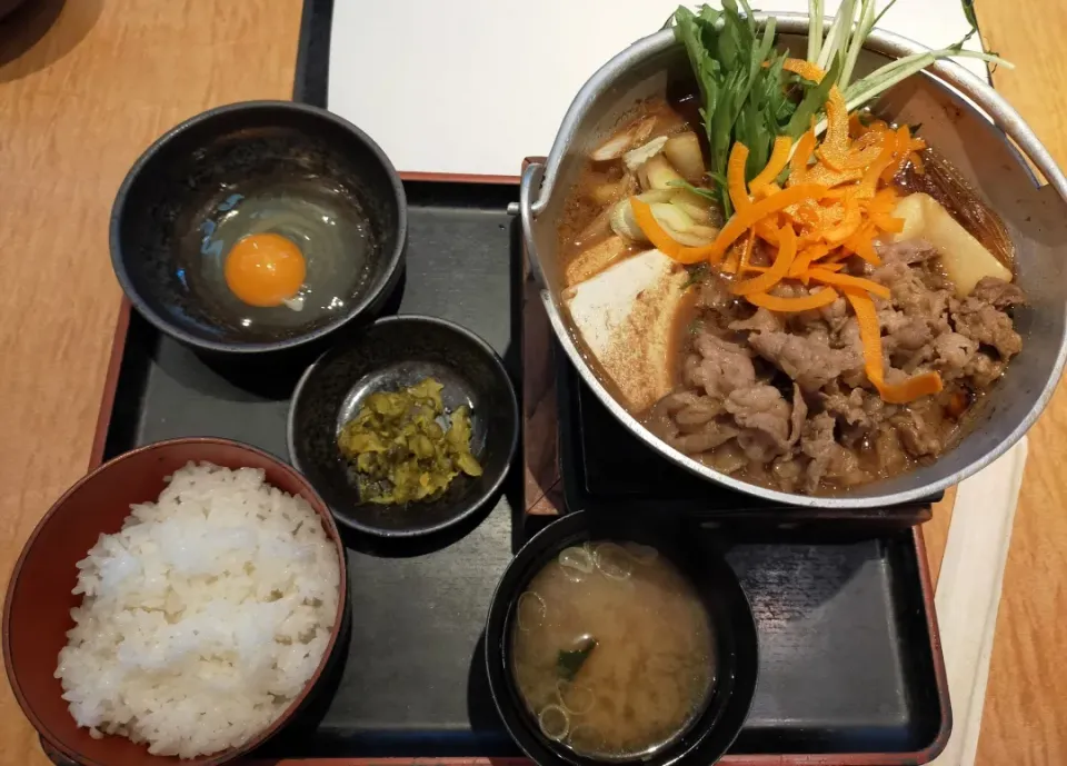 どん亭ですき焼き定食の肉大盛りは千円ちょいで卵とご飯と味噌汁お替り出来てコスパ良し|フージさん