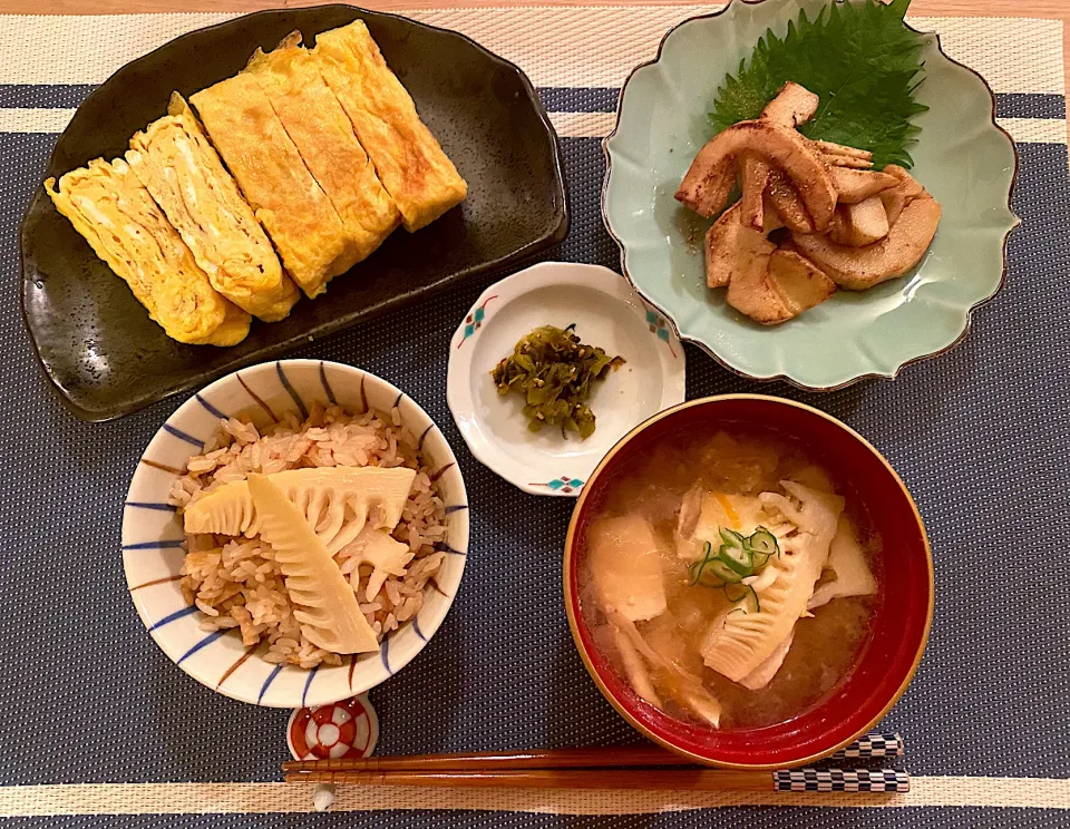 夫の作る筍ご飯と筍バター炒め、筍の味噌汁|ゆすらうめさん