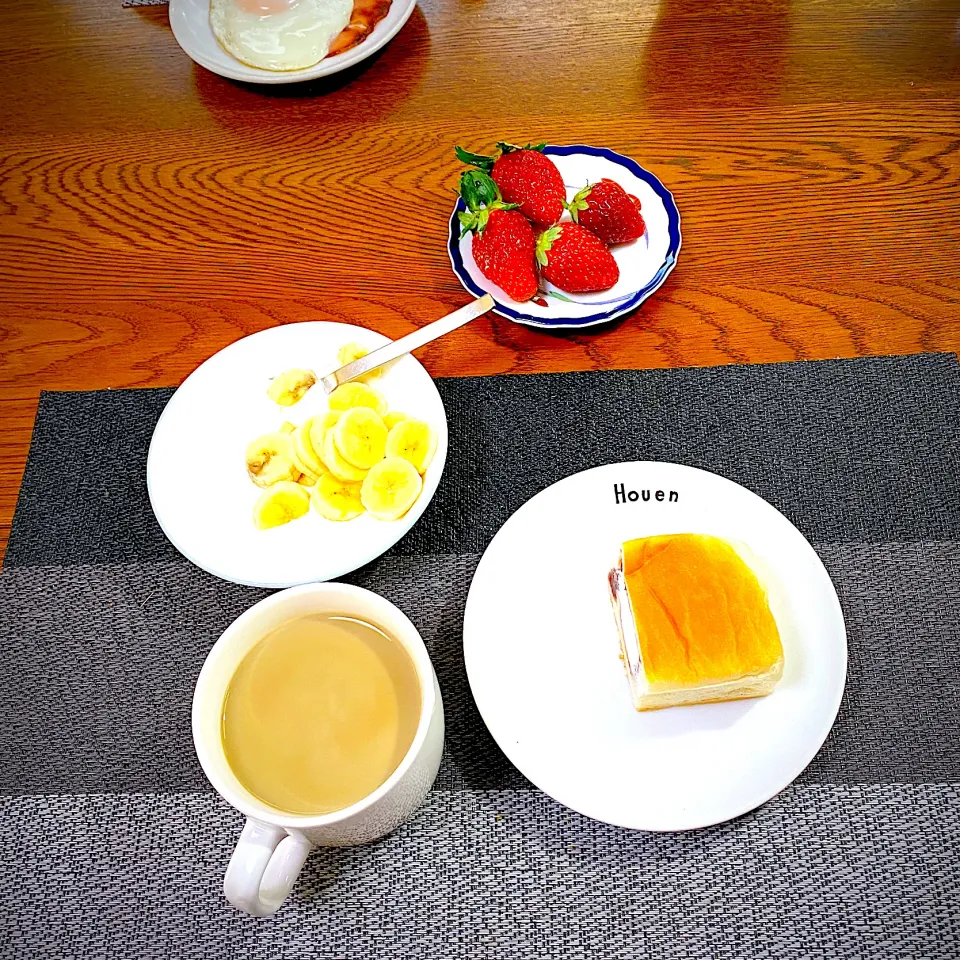 Snapdishの料理写真:5月 2日　朝ごはん　ホイップあんこパン、ほうじ茶ラテ、ヨーグルトバナナ、苺|yakinasuさん