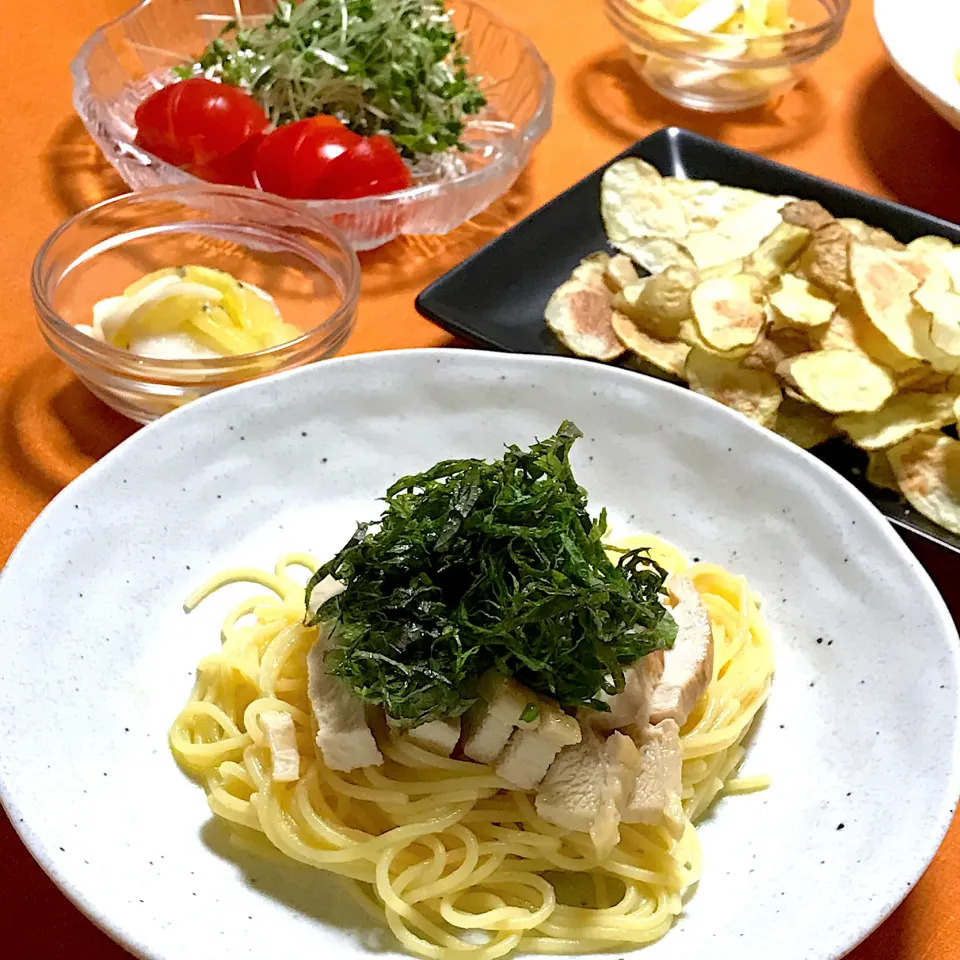 鶏胸肉と青じそのパスタ、レンジポテトチップス、カブとキウイのあえもの|ゼニコさん