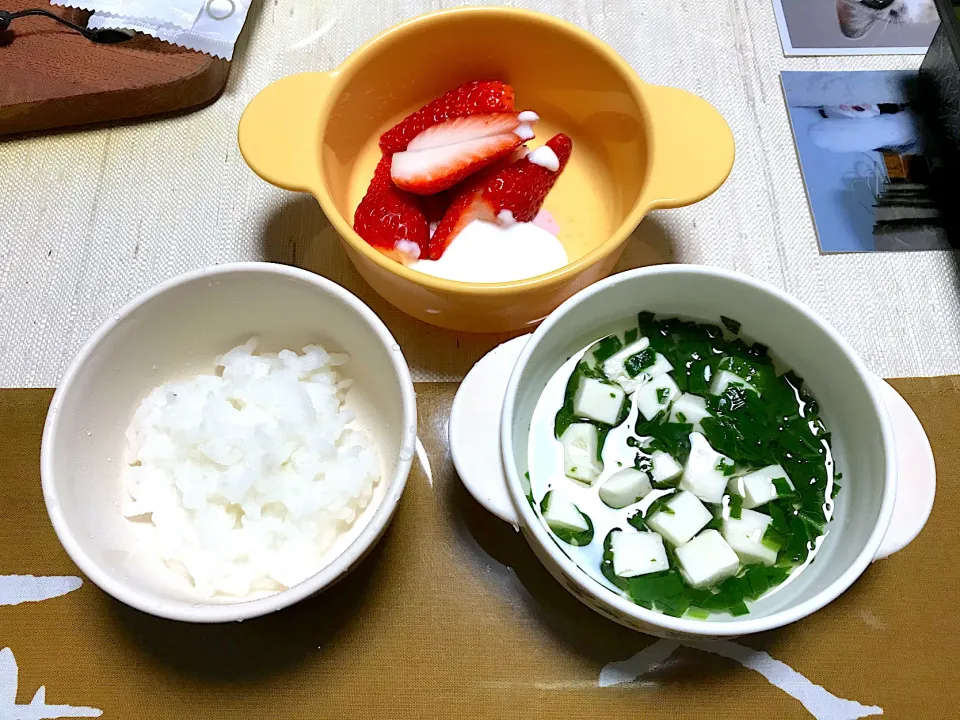 【離乳食】おかゆ、豆腐と小松菜のお吸い物、いちご、ヨーグルト|sayaさん