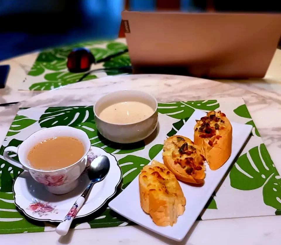 Snapdishの料理写真:Breakfast ~ mushroom soup, bruchetta & coffee|ģřãçîöůşさん