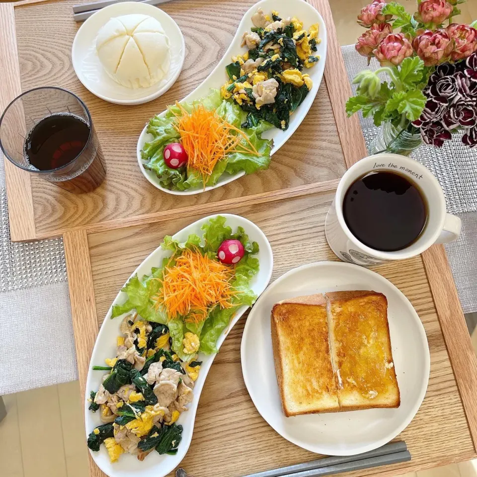 Snapdishの料理写真:5/3❤︎GWモーニング🌱
・トースト（嵜本食パン）
・白桃蒸しパン
・豚入りほうれん草のたまご炒め
・グリーンサラダ|Makinsさん