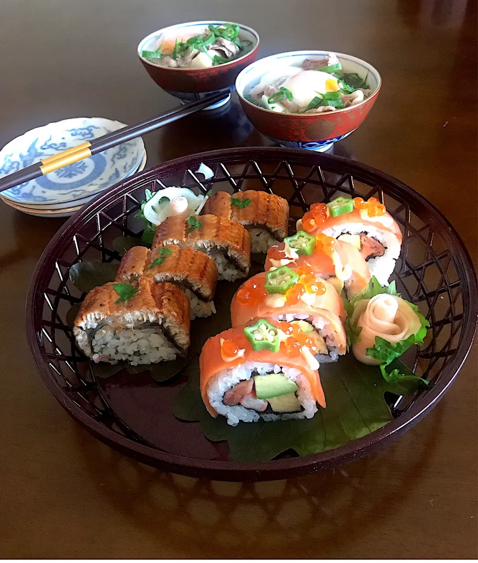 切り落としスモークサーモンでカルフォルニアロール&鰻ロール寿司で晩ご飯|とんちんさん