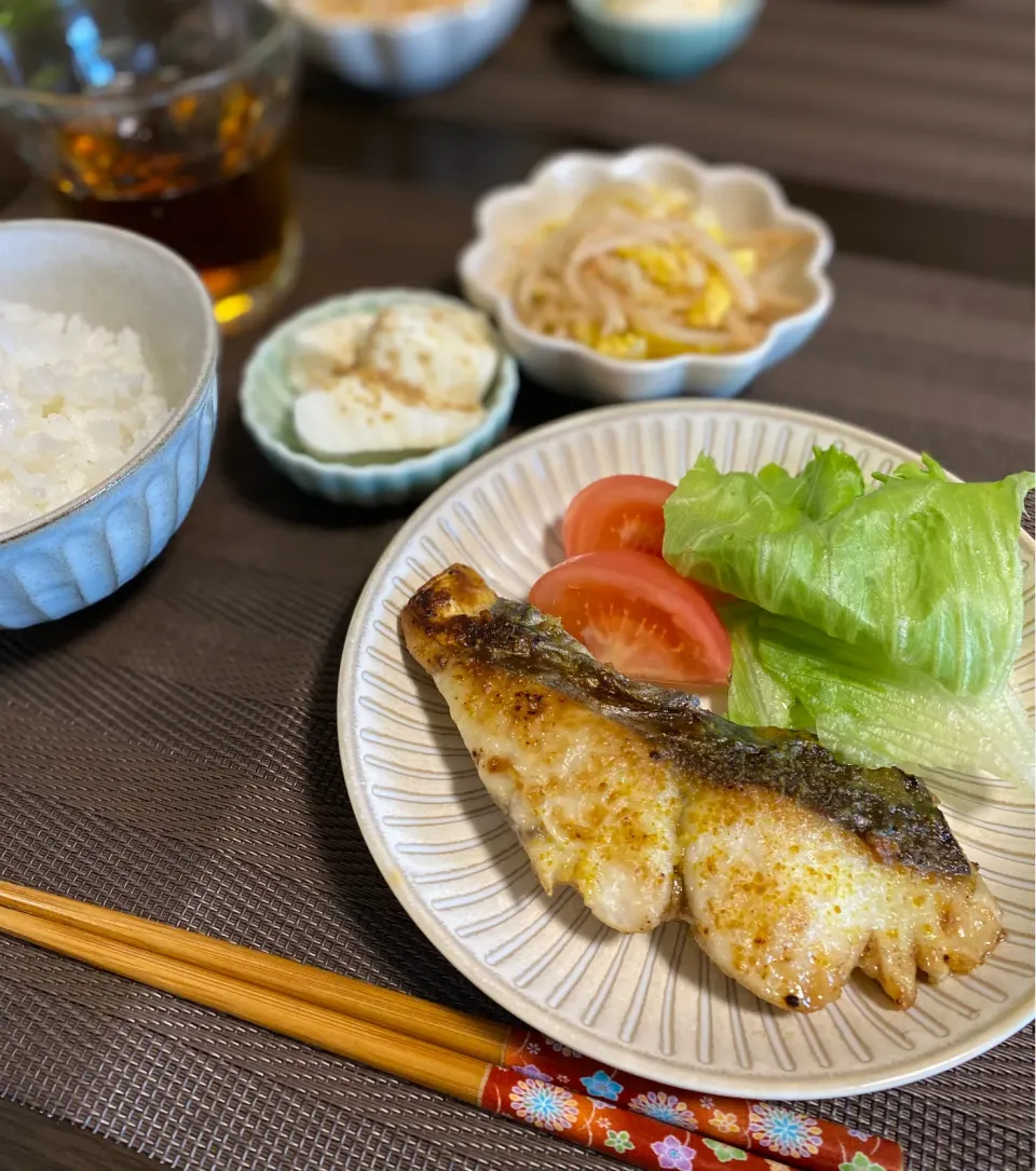 Snapdishの料理写真:鰆のカレームニエル　春キャベツともやしのあかりマヨ和え|ちぐあささん