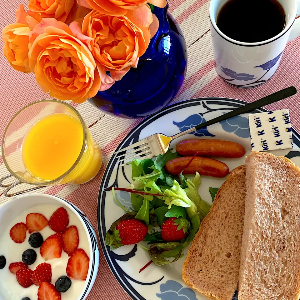 Snapdishの料理写真:お庭の花とモーニング💐|あっちゃんさん