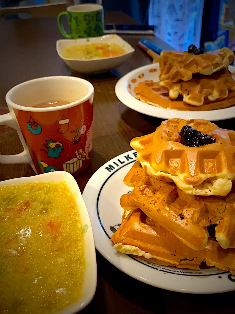 ワッフル🧇　バター　ブルーベリーコンポート🫐　チキンの野菜スープ　ココアオレ☕️|ch＊K*∀o(^^*)♪さん