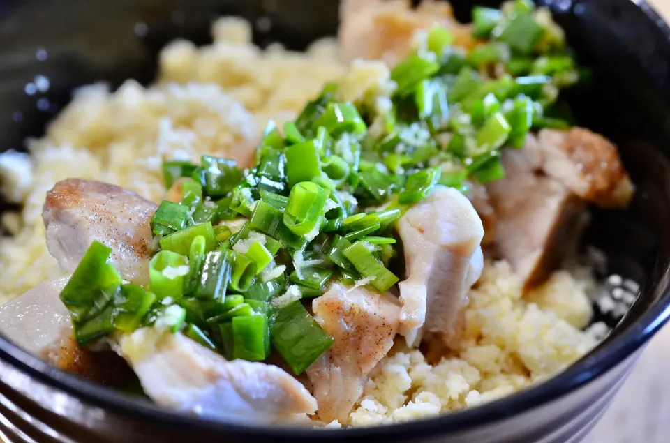 おから入り炒り豆腐
ネギ生姜だれ　鶏胸肉丼|Yasuo  Watanabeさん