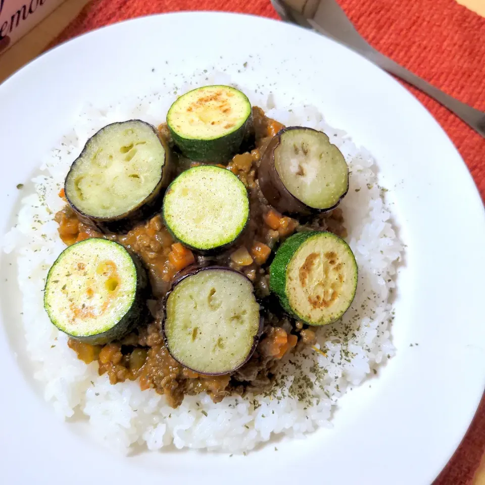 焼いたナスとズッキーニのせたキーマカレー|ぽっぽさん