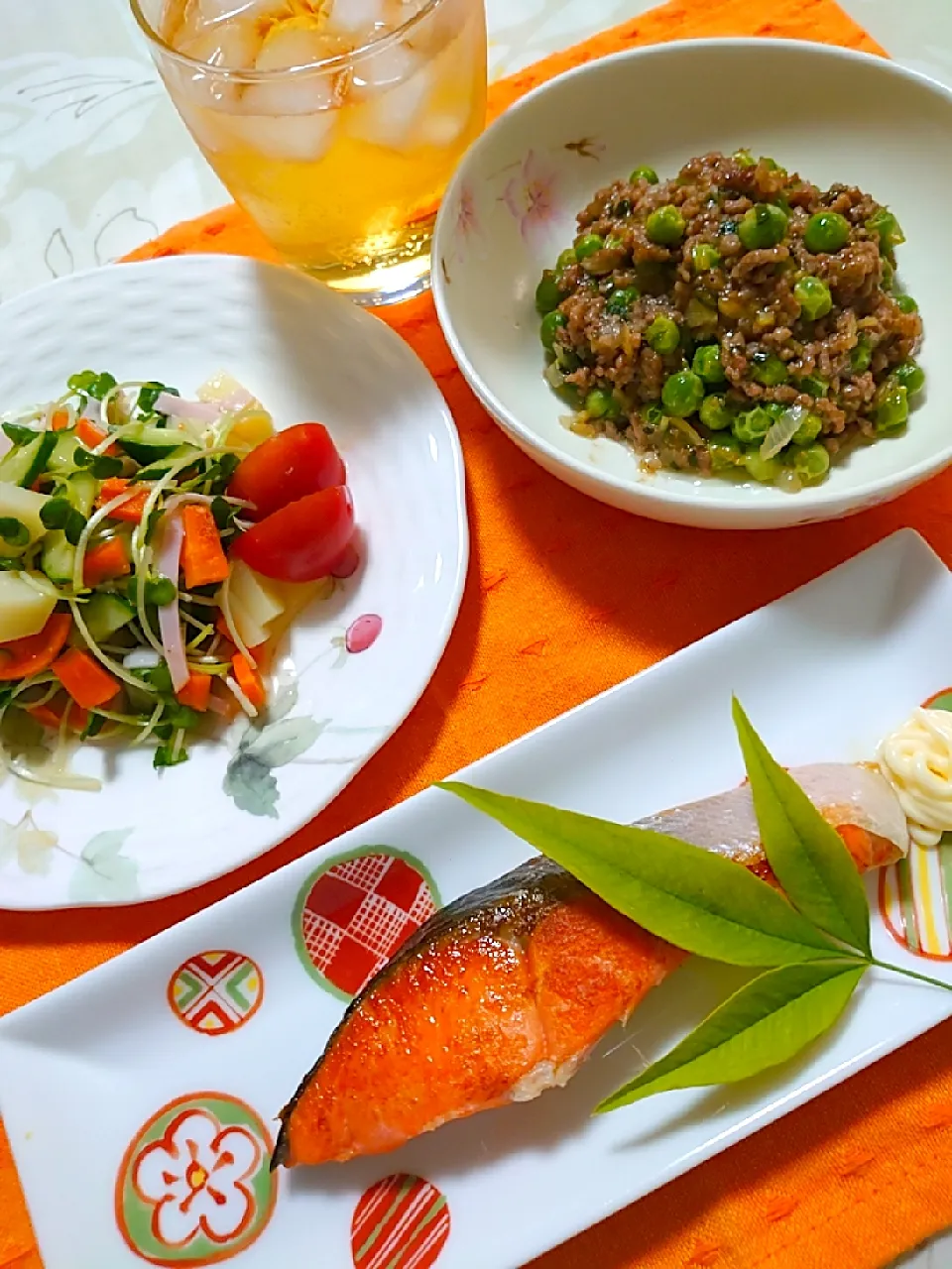 鮭の焼き物
グリンピースと挽き肉の中華炒め
かいわれ大根と野菜のサラダ|🍒ふみりん🍒さん