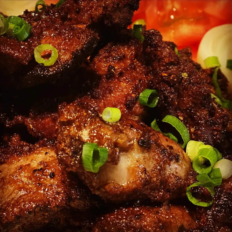 Not Everybody’s favorite
Needed iron today 
Cajun Spiced Fried Chicken livers & Hearts with pickled onion & tomato salad 
Simple easy and tasty #livers #chicken|Emanuel Hayashiさん