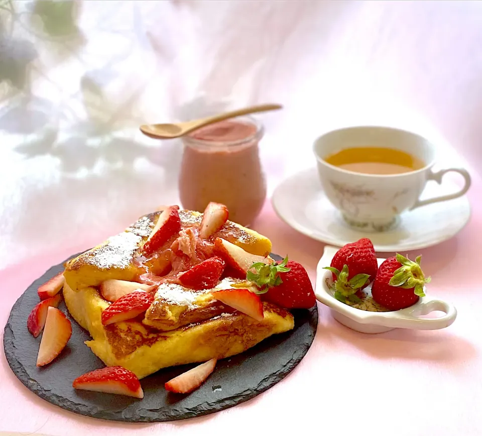 Snapdishの料理写真:おうちカフェ　フレンチトースト🍞いちごバター🍓|エコル　ピコさん