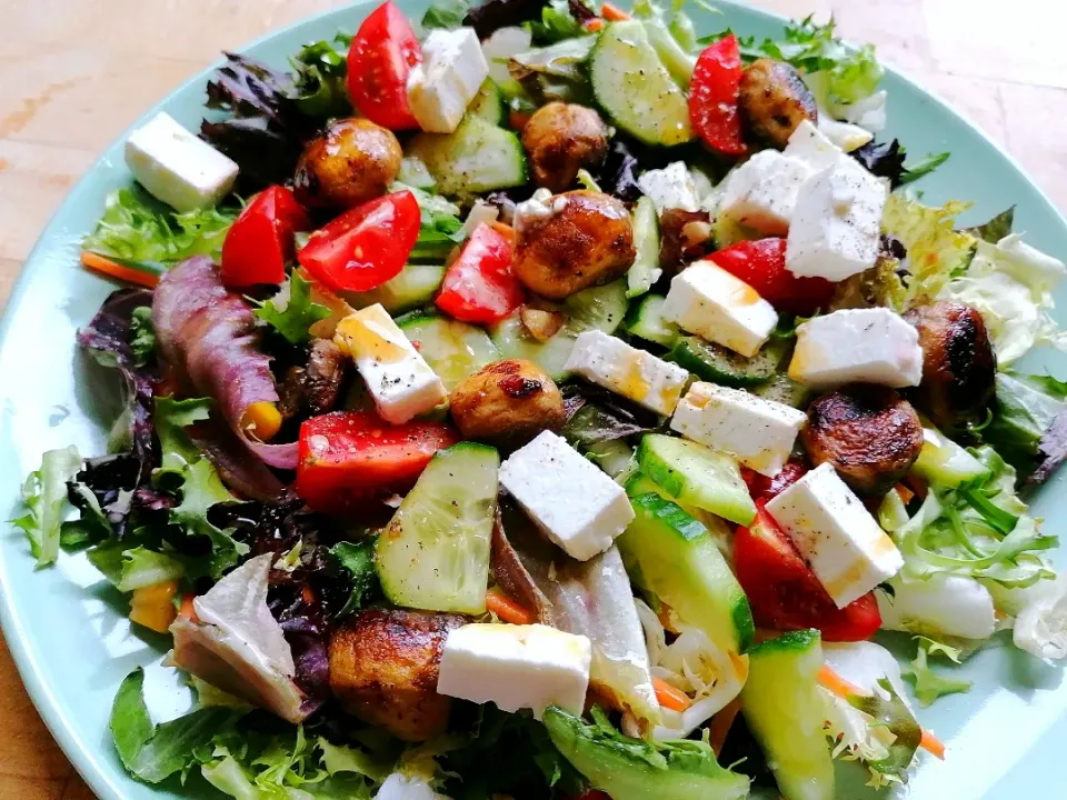 Salat mit Champignons und Feta.|Lulaluiさん