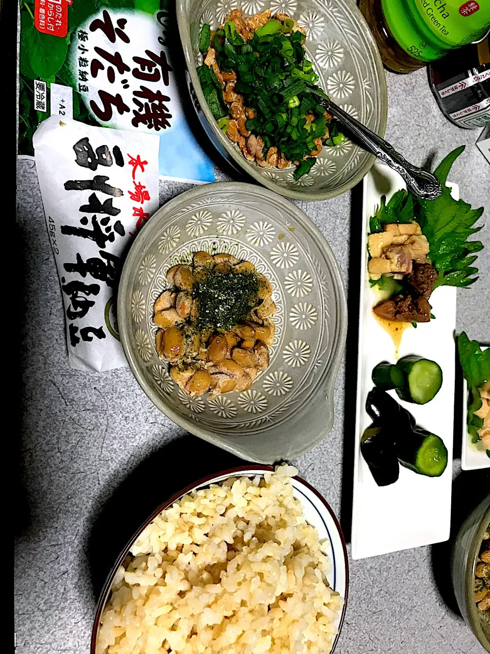 Snapdishの料理写真:いま流行りの納豆定食ふうに、しかも水戸納豆。 #夕飯　ロウカット玄米、納豆(水戸副将軍納豆、有機そだち納豆)、ワンプレートおかず(茄子きゅうり浅漬け、しそに乗ってる塩焼鳥レバー焼鳥)|ms903さん