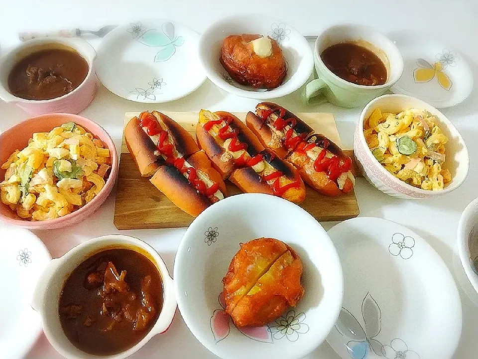 Snapdishの料理写真:夕食(*^^*)
牛スネ肉のシチュー
ホットドッグ🌭2種(チーズウインナー、チーズチキンナゲット)
ハムと卵のマカロニサラダ
屋台風揚げじゃがバター(ホットケーキミックスで😆)|プリン☆さん