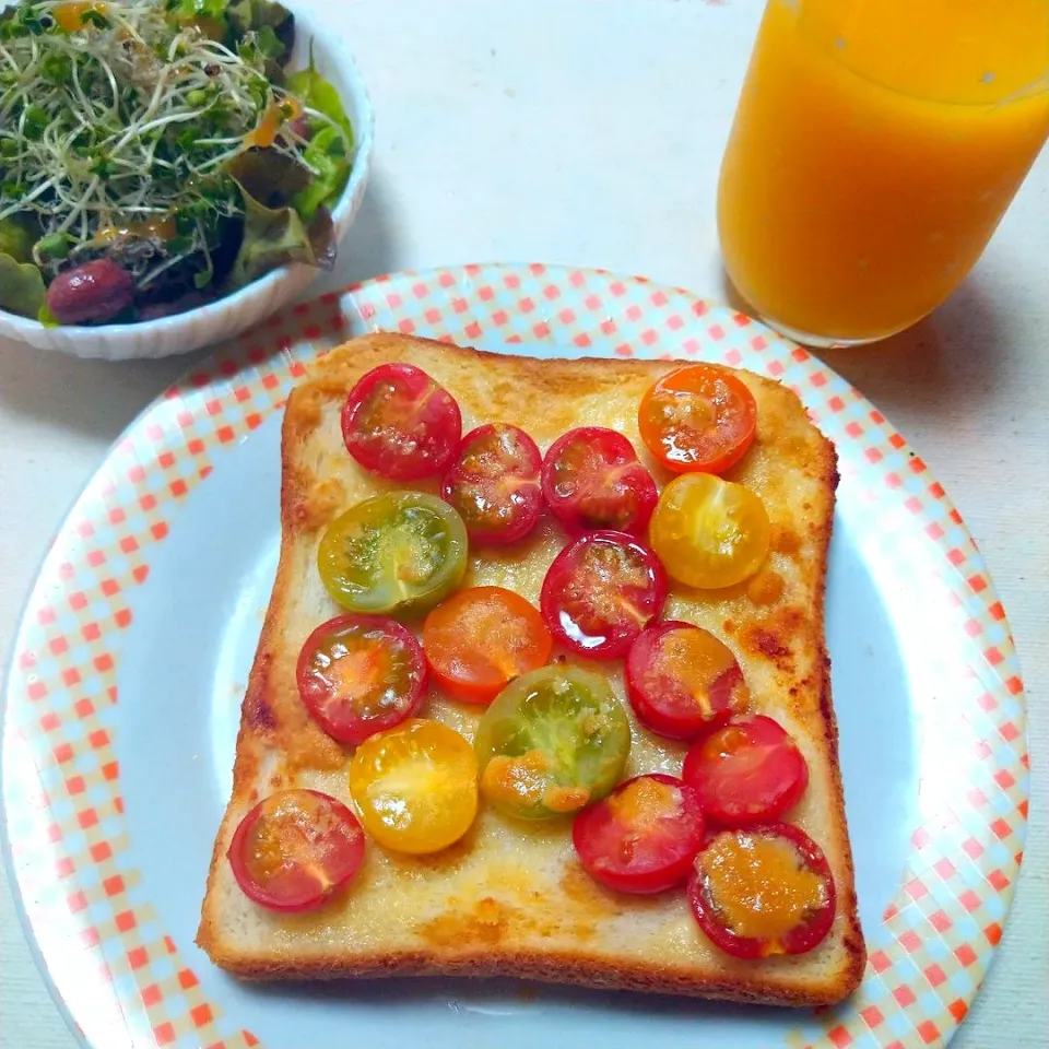 Snapdishの料理写真:カラフルミニトマトのじゅわトマトースト|うたかた。さん