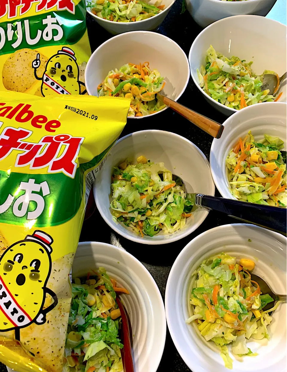 Snapdishの料理写真:シュトママさんの料理 🌺🌺Foodie🌺🌺さんの料理 進化版‼️ポテチ入り❣️シュトママさんのレシピ😊ジェノベーゼのコールスロー💕💕💕|シュトママさん