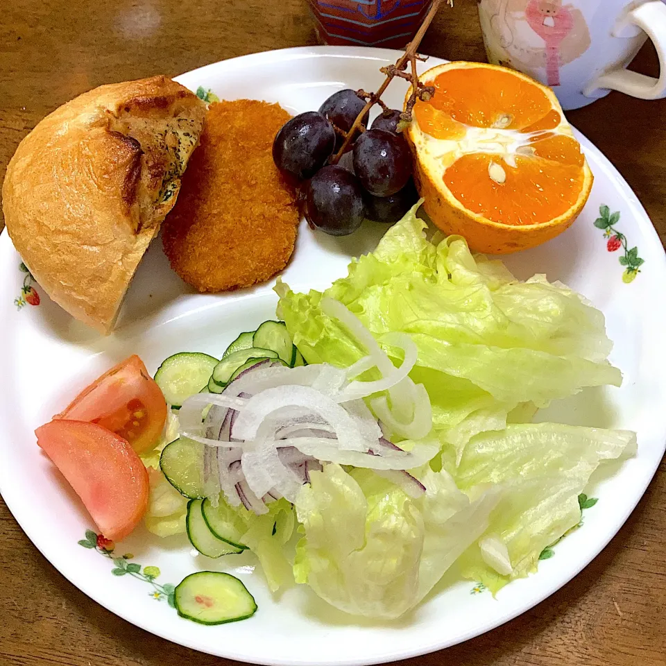 ツナパンとサラダ🥗とコロッケ|みんみんさん