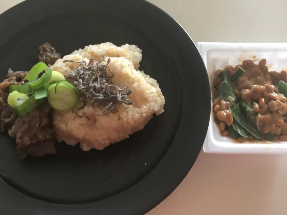 焼肉のたれ炒め牛肉と納豆😊塩昆布乗せ玄米😋|ノムリエさん