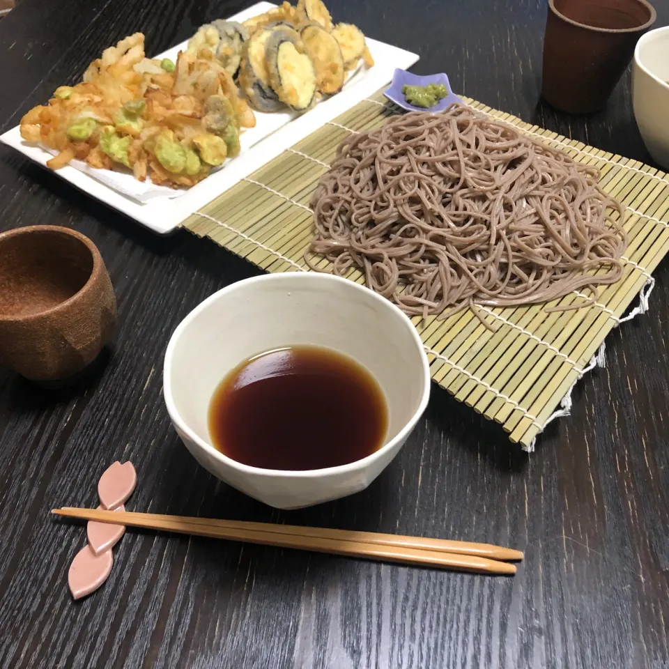 そら豆と新玉ねぎの天ぷらとざる蕎麦|かなさん