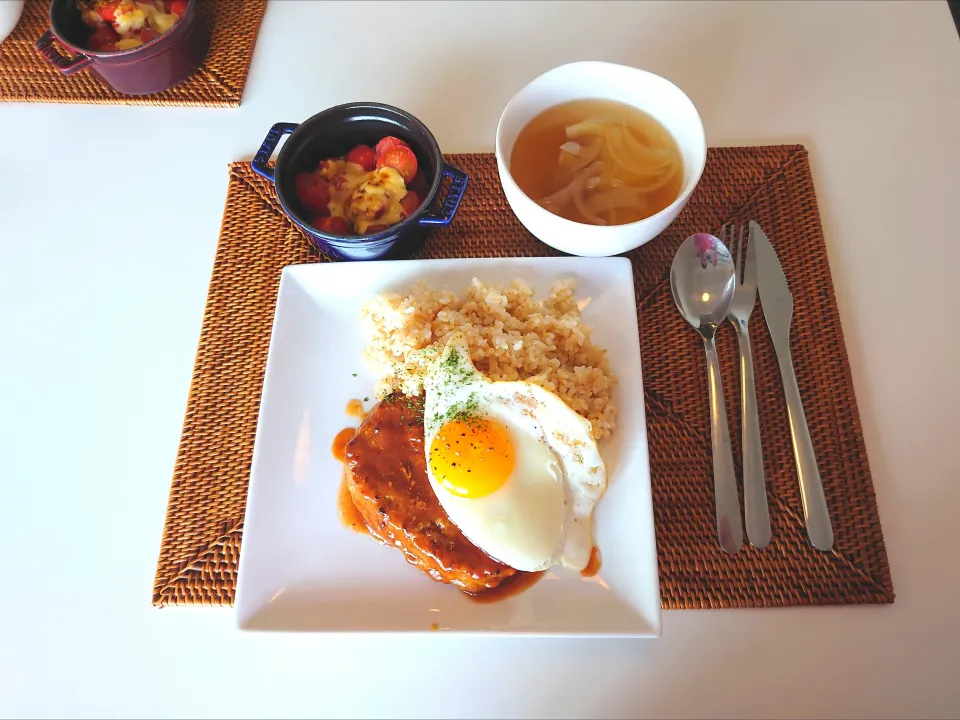 今日の昼食　ハンバーグ丼、ミニトマトのタルタルソース焼き、コンソメスープ|pinknari🐰🌈さん