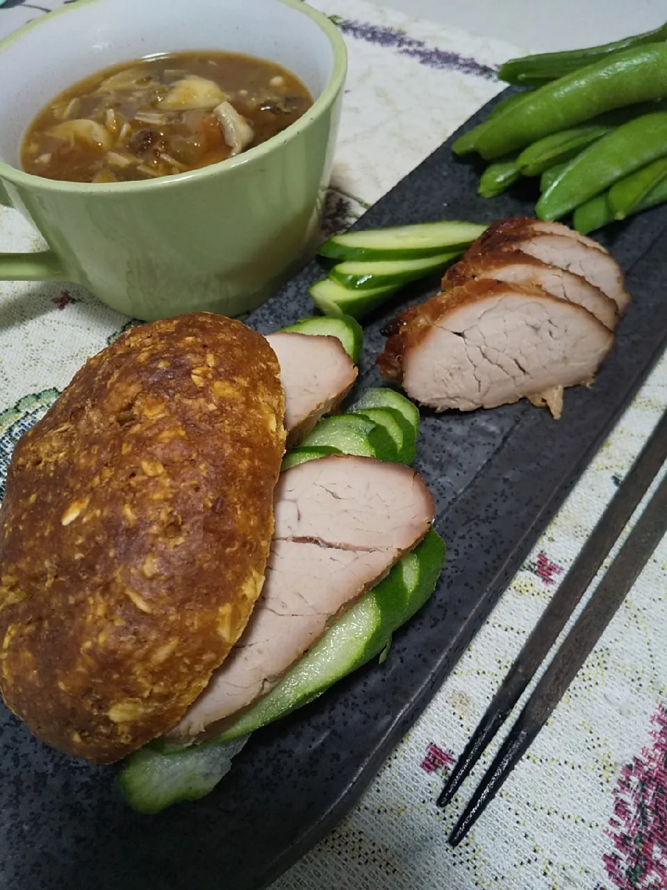 Snapdishの料理写真:今日のお昼ごはん
※オートミールパンで豚ヒレ肉チャーシューのサンド
※野菜スープ
※スナップエンドウ|れあMIXさん