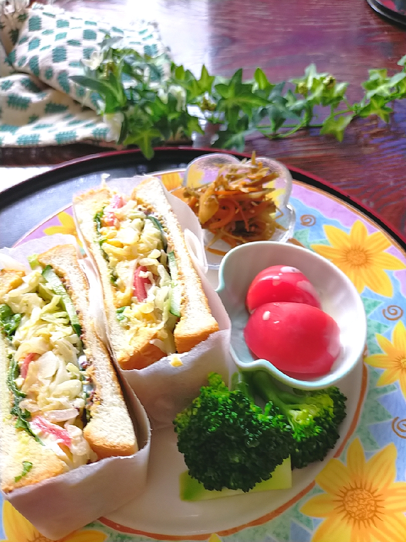ぬか漬けキャベツのサンドウィッチ🥪
＋玉子＋きゅうり＋レタス🥬
୨୧┈┈┈┈┈┈┈┈┈୨୧
ぬか漬けのキャベツを千切りしてサンドウィッチの具材にしました。

旨味と少しの塩味があって、サンドするのにもいいですね٩(♡ε♡ )۶