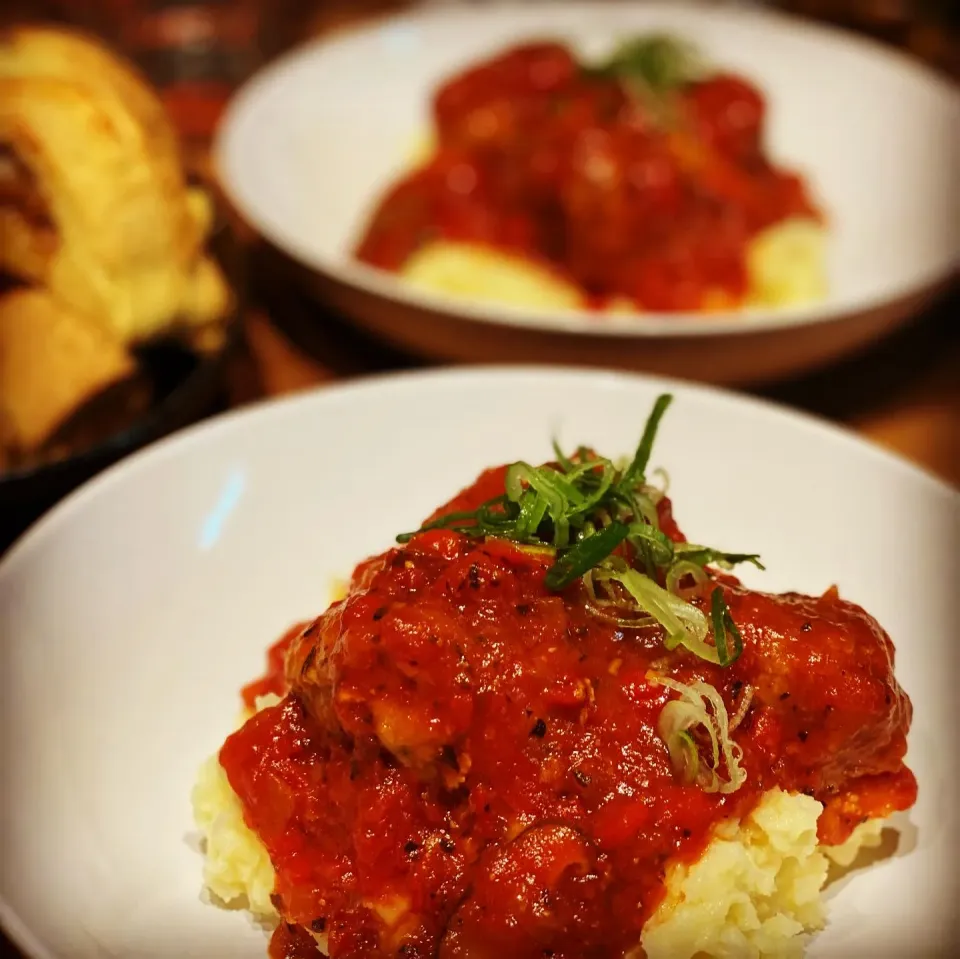 Spicy Meatballs cooked in a Tomato Basil Sauce with Sweet Peppers & Mushrooms #meatballs #tomatosauce #homecooking 
#chefemanuel 
With homemade Sausage Rolls 
#|Emanuel Hayashiさん