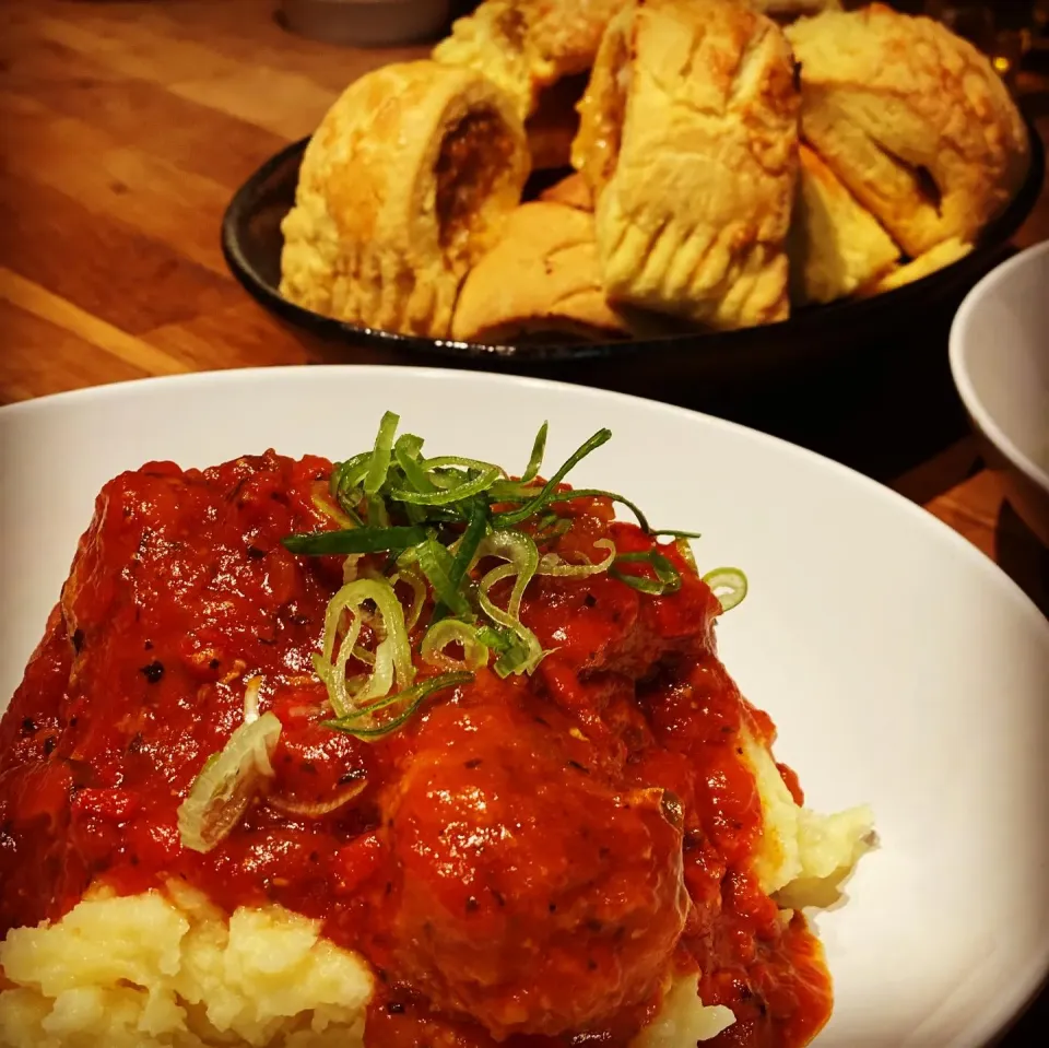 Spicy Meatballs cooked in a Tomato Basil Sauce with Sweet Peppers & Mushrooms #meatballs #tomatosauce #homecooking 
#chefemanuel 
With homemade Sausage Rolls 
#|Emanuel Hayashiさん