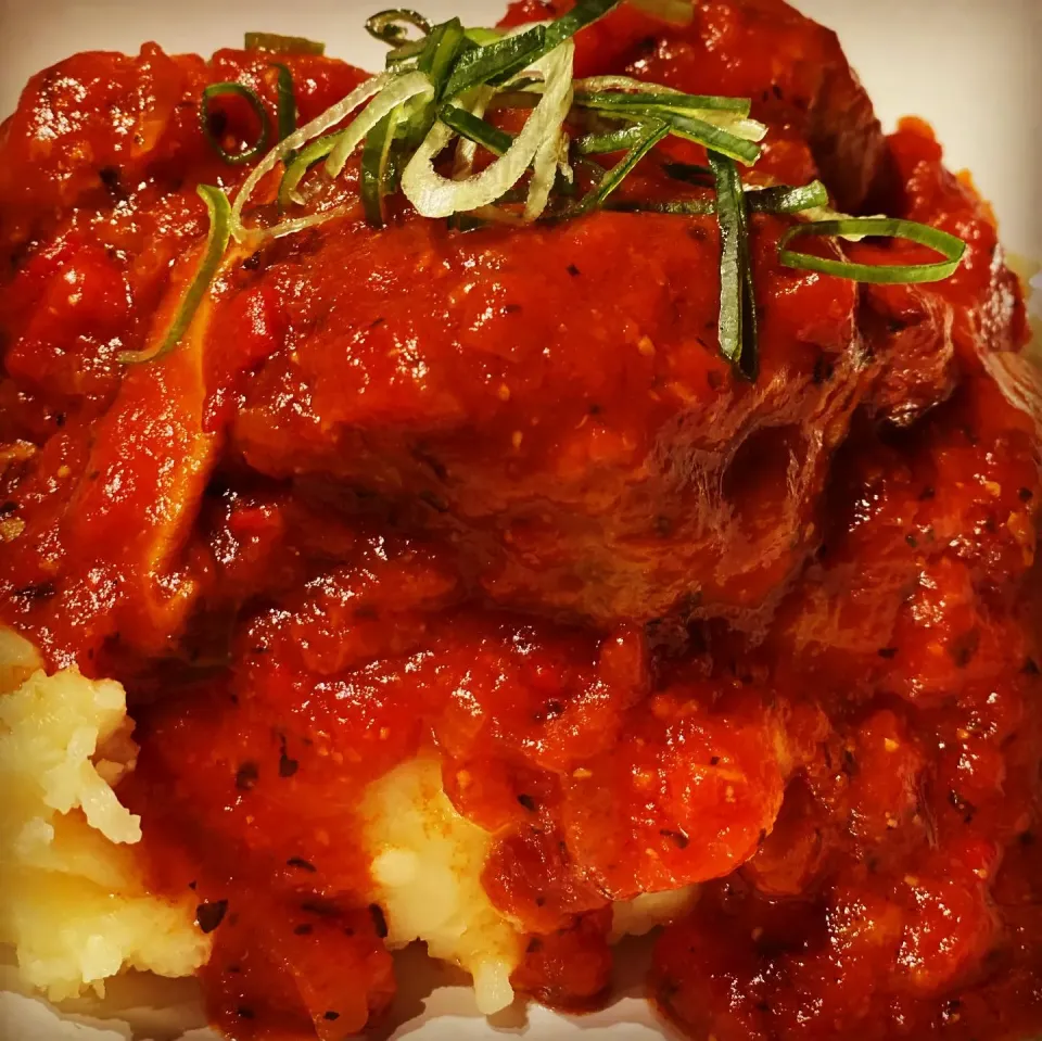 Spicy Meatballs cooked in a Tomato Basil Sauce with Sweet Peppers & Mushrooms #meatballs #tomatosauce #homecooking 
#chefemanuel 
With homemade Sausage Rolls 
#|Emanuel Hayashiさん