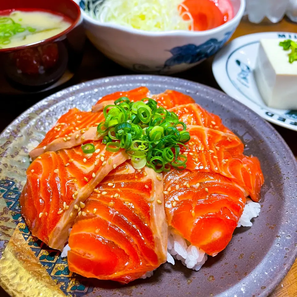 Snapdishの料理写真:【サーモン漬け丼♪】|ristorante_sallyさん