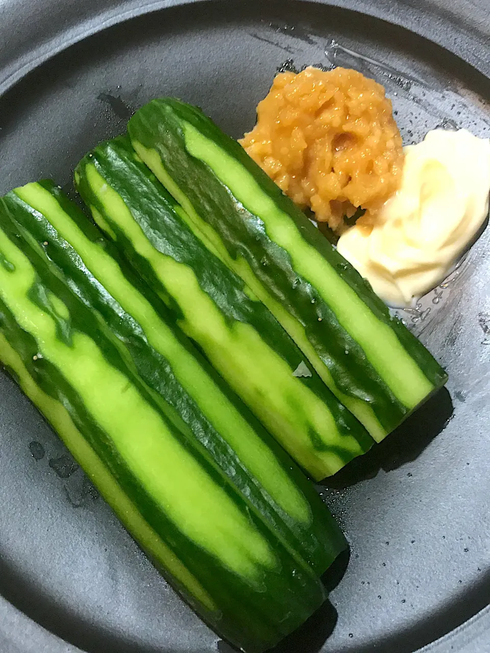 🥒きゅうり🥒にみそマヨネーズをつけて食べるのが好きです😋|ノムリエさん