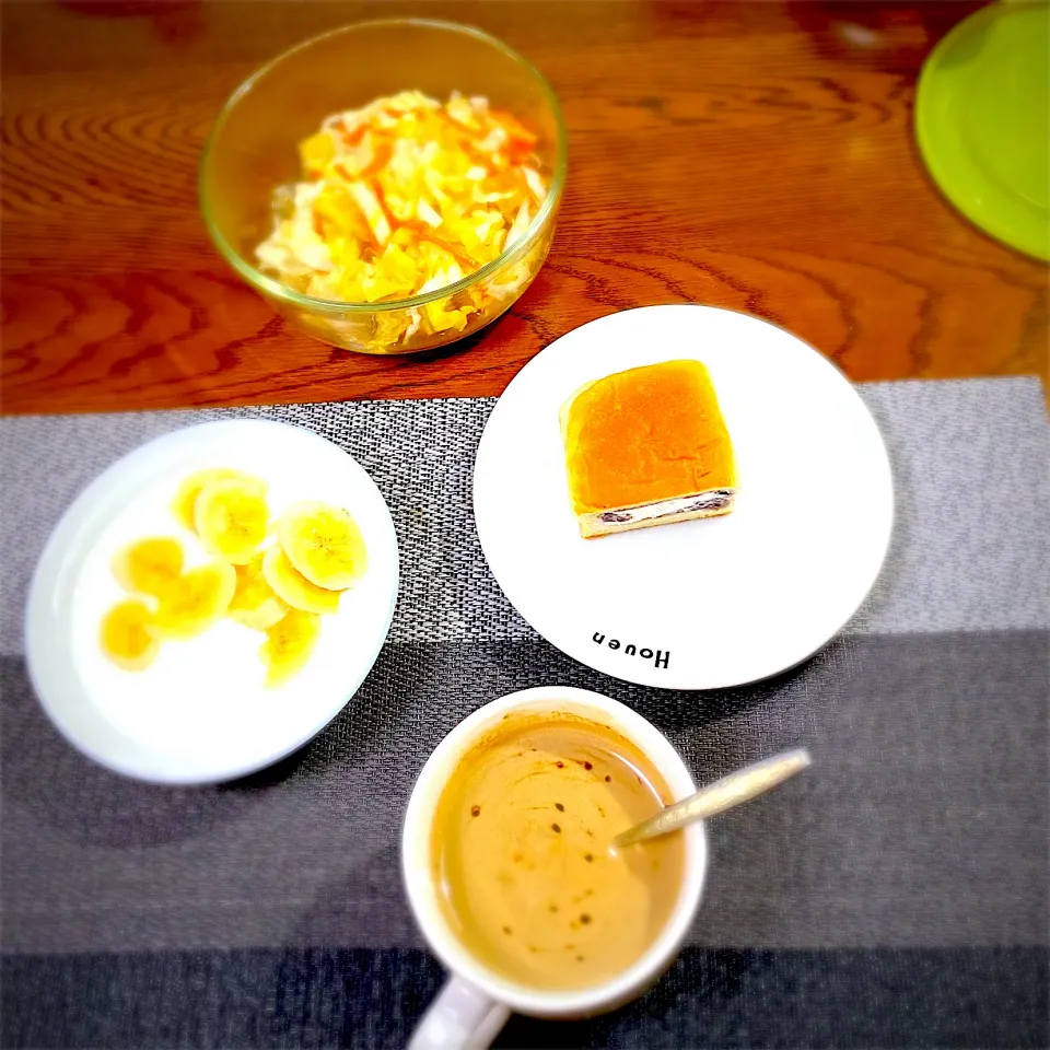 5月 4日　朝ごはん　ホイップあんこパン、カフェオレ、ヨーグルトバナナ、キャベツとにんじんサラダ|yakinasuさん