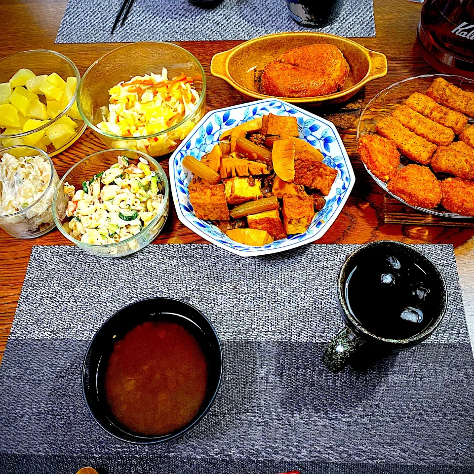 蕗と筍のピリ辛味噌煮、チキンすティック、イカ天、ぜんざい、カレーパン、キャベツと人参サラダ、常備菜、漬物|yakinasuさん