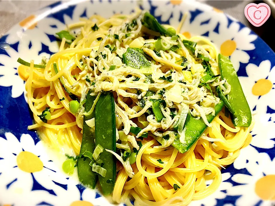 Snapdishの料理写真:Kentaro Kayamaさんの料理 今日のまかない「THE 春菊🌿」さやえんどうで。|cocoaさん