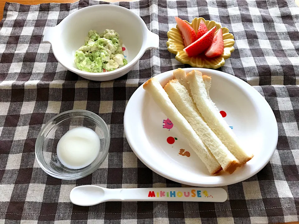 Snapdishの料理写真:【離乳食】食パン、枝豆豆腐、いちご、ヨーグルト|sayaさん