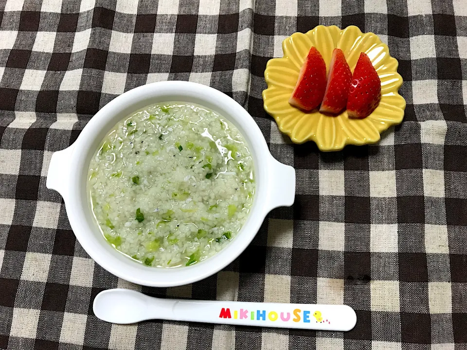 Snapdishの料理写真:【離乳食】しらすと白菜のこつぶ めん、いちご|sayaさん