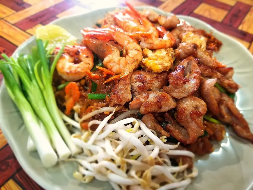 Pad Thai with Prawns and Marinated Pork.|Jaturong Wongsakdaさん