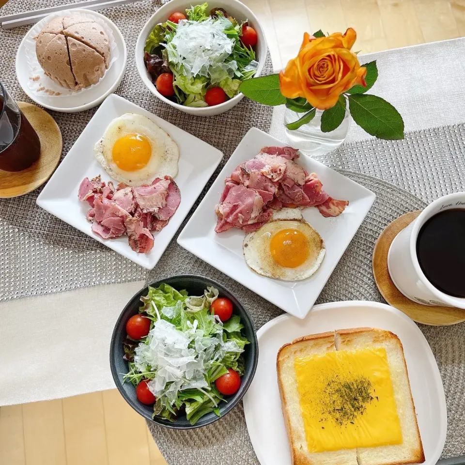 Snapdishの料理写真:5/5❤︎子どもの日🎏GWモーニング🌱
・トースト（高匠食パン）
・チョコ蒸しパン
・パストラミハム
・半熟目玉焼き
・グリーンサラダ|Makinsさん