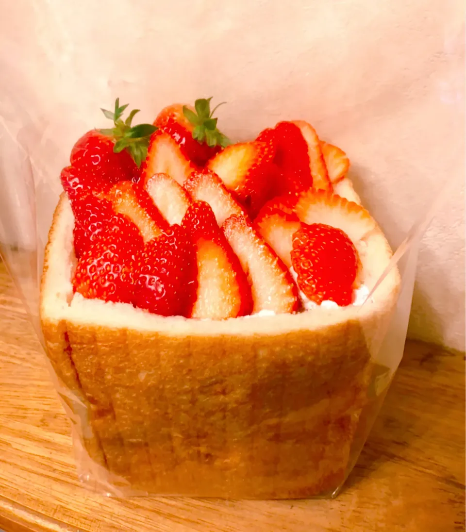 Snapdishの料理写真:2021.5 ハニートースト🍯苺サンド🍓🍓🍓|☆aikon☆さん